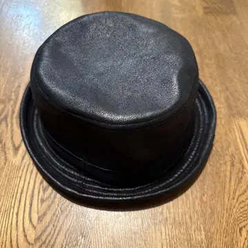 블랙 가죽 볼러 햇