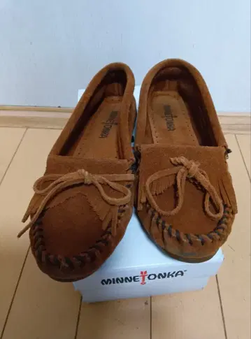 MINNETONKA 브라운 모카신