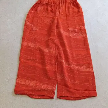 오렌지 원단 패턴이 있는 와이드 팬츠