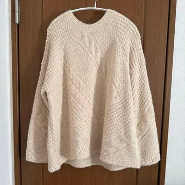 케이블 니트 스웨터