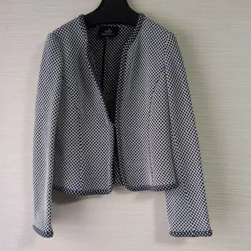 노카라 자켓 네이비와 화이트의 기하학 패턴 스커트 수트