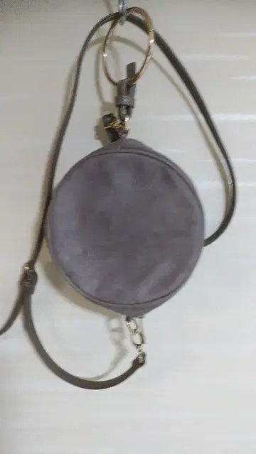 그레이 원형 숄더백