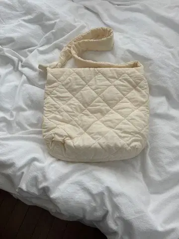 크림색 퀼팅 숄더백