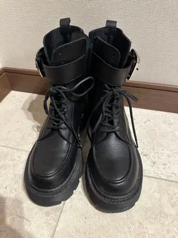 나르시스 버클 포함 블랙 하이컷 부츠