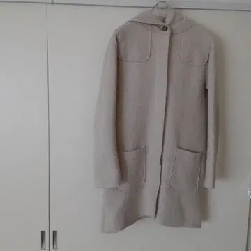 베이지 후드 부착 롱 코트