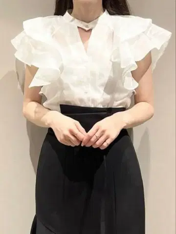 스나이델 슬리브리스 프릴 블라우스