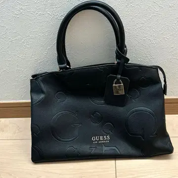 GUESS 엠보 로고 핸드백 블랙 A4 사이즈