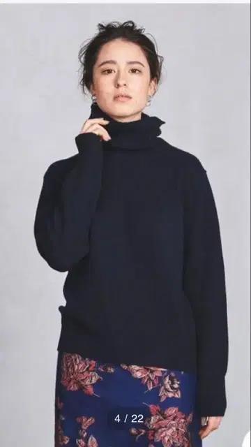 유나이티드 애로우즈 바이어스 터틀넥 니트 네이비