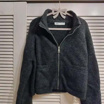 ZARA 다크 그레이 집업 크롭 니트