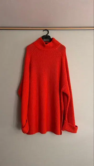 COS 오렌지 리브 터틀넥 스웨터