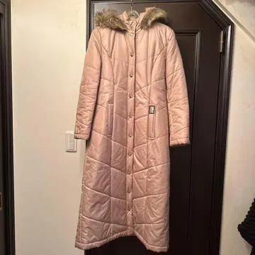 후드 부착 베이지 롱 다운 자켓