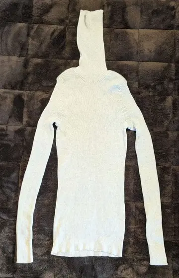 새상품급 갤러리 바이 GALERIE VIE 프리미에르 터틀넥