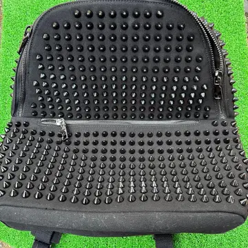 스터드 장식 블랙 백팩