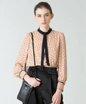 룰루 윌비 베이지 도트 블라우스 알아바일
