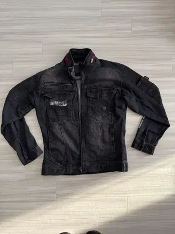 블랙 워크 셔츠와 카고 팬츠 세트