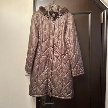 퍼 달린 카키색 퀼팅 다운 자켓