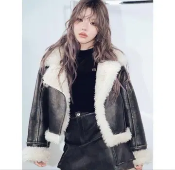 [ MURUA ] 언이븐 숏 페이크 무스탕 자켓 무루아