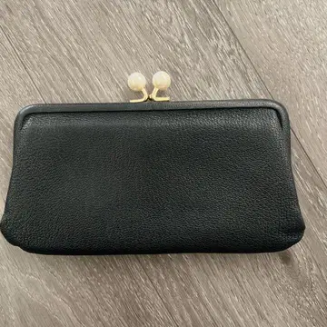 블랙 가죽 장지갑 펄 금장 장식 포함
