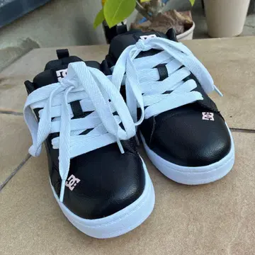DC 블랙 스니커즈 23cm