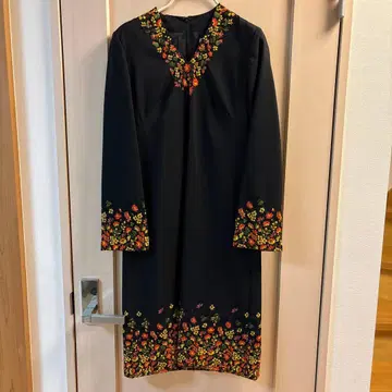 시빌라 꽃무늬 자수 원피스