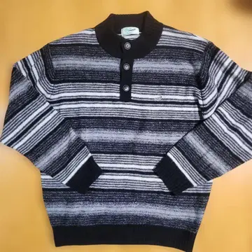새상품 스트라이프 버튼 하이넥 니트