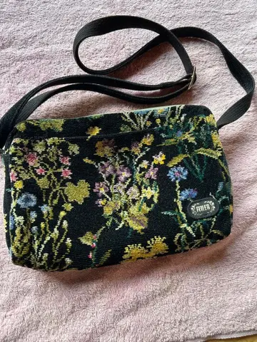 꽃무늬 자수 숄더백
