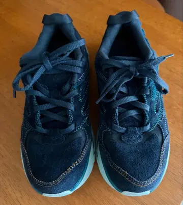 호카 클리프톤 스웨이드