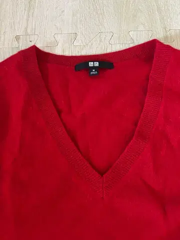 유니클로 캐시미어 빨간색 V넥 니트 스웨터 긴팔