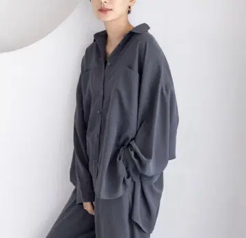 그레이 오버 사이즈 셔츠와 와이드 팬츠 세트