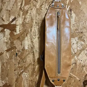 라이트 브라운 가죽 바디백