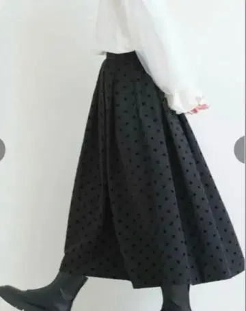 [새상품급] 피칭 플로키 도트 턱 스커트 블랙 도트 M