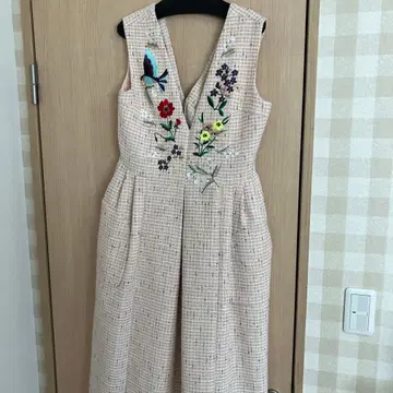 Chesly 자수 슬리브리스 원피스 베이지