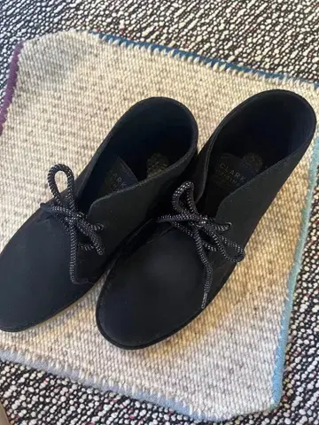 CLARKS 블랙 스웨이드 부츠 데저트 부츠