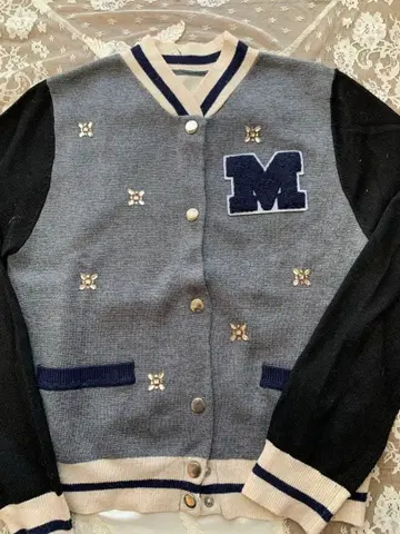 URBAN RESEACH 그레이와 블랙의 M 로고 가디건