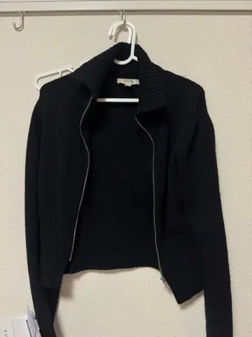 COS 블랙 집업 리브 스웨터