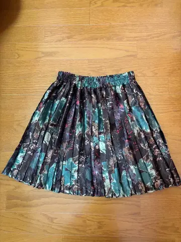 새상품급 Lucy torte 루시 토르테 새틴 플리츠 스커트