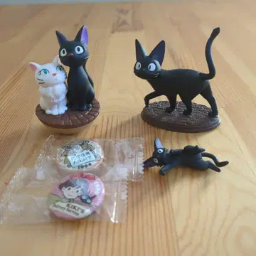 마녀 배달부 키키 피규어 세트와 배지