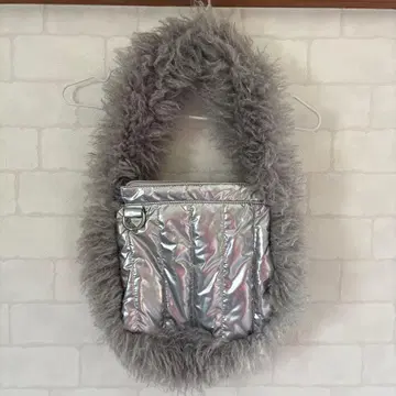 un/neu 실버 퍼 숄더백