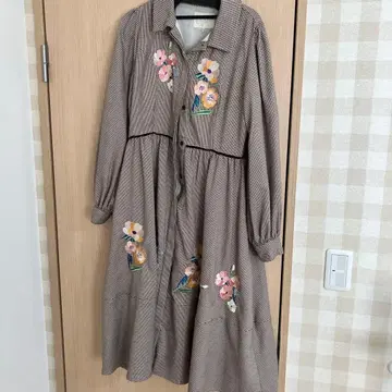 CHESTY 체크 무늬 꽃 자수 긴팔 셔츠 원피스