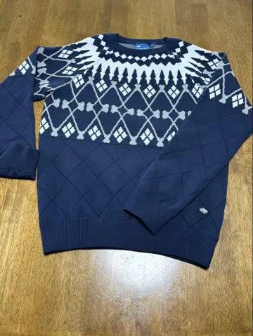 네이비 다이아몬드 패턴 스웨터