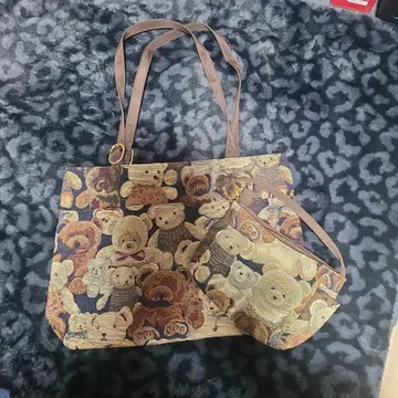 곰 무늬 숄더백과 파우치 포함