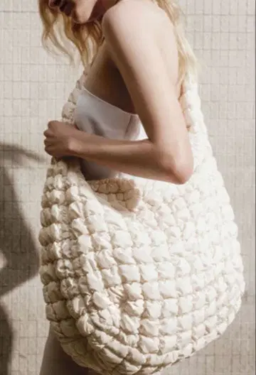 COS 오버 사이즈 퀼트 숄더백 베이지