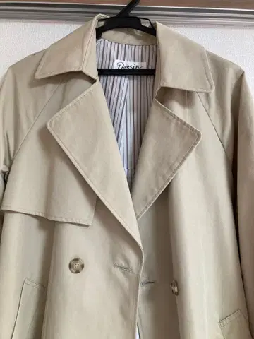 베이지 더블 브레스트 트렌치코트
