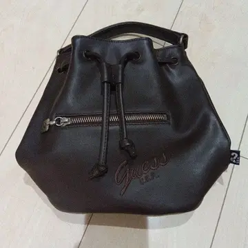 Guess 버킷백 짙은 갈색 미사용에 가까움