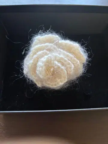 울제 화이트 플라워 브로치