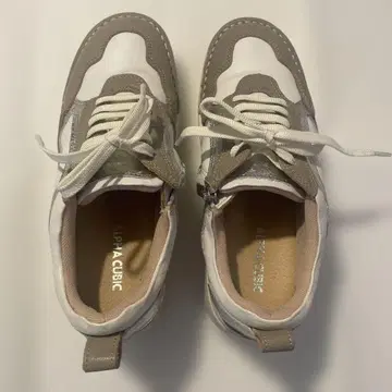 ALPHA CUBE 화이트 그레이 스니커즈