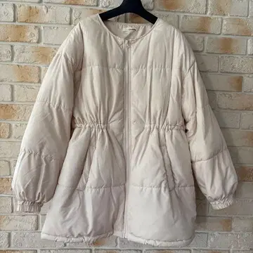 크림색 다운 자켓 허리밴딩