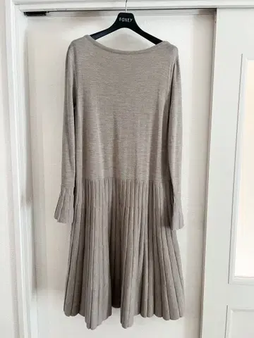 새상품급 폭시 뉴욕 플레어 슬리브 플리츠 니트 원피스 모카