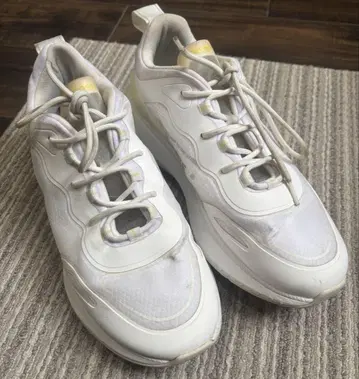 LACOSTE 화이트 스니커즈 29cm