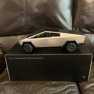 Tesla Cybertruck 1:18 스케일 테슬라 사이버트럭